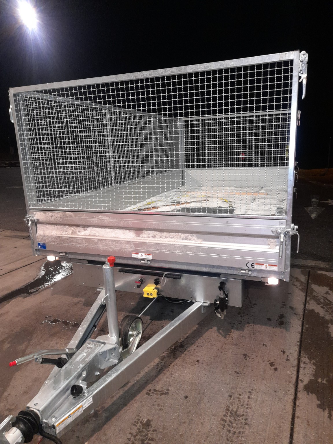 Dreiseitenkipper von vorne mit Deichsel und Gitteraufsatz