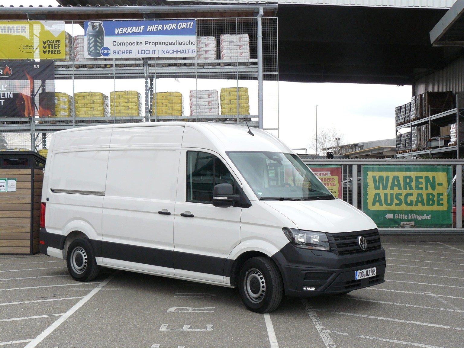 Weißer Kastenwagen-Transporter, Seitenansicht